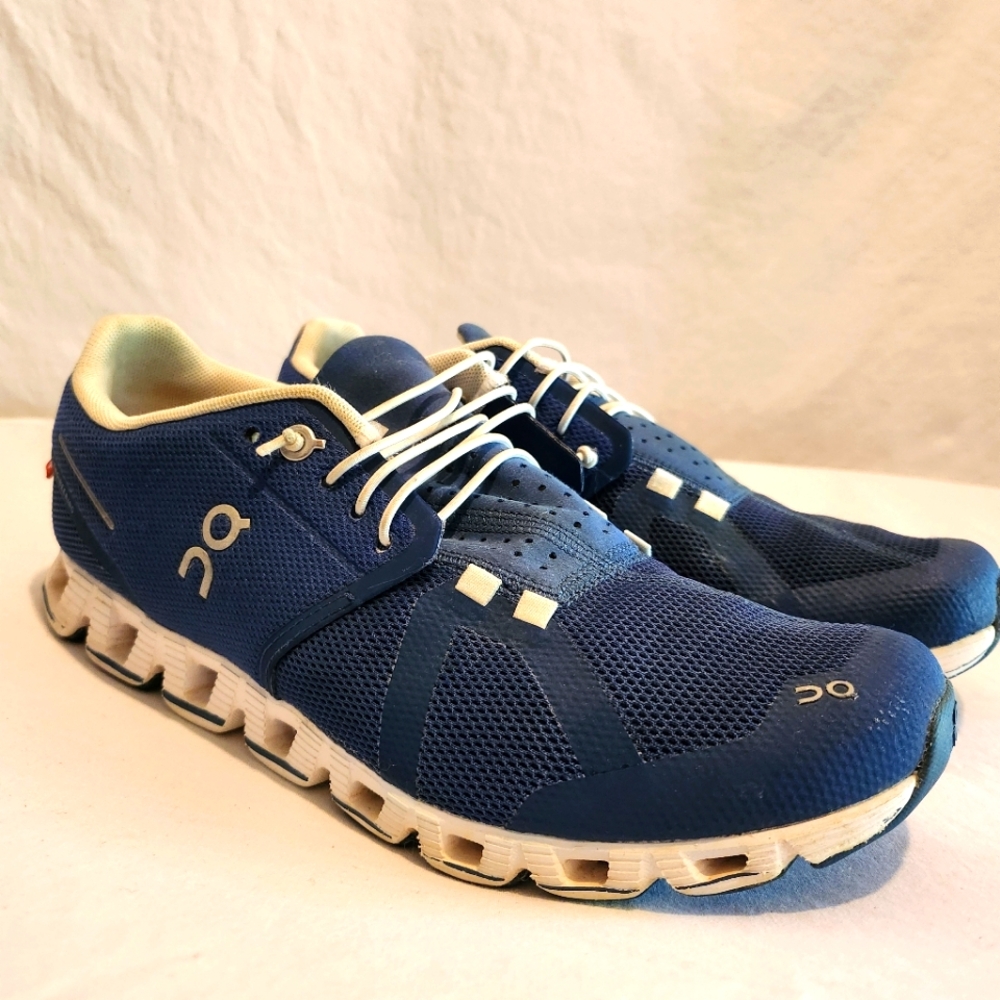 On Cloud 5 Women's Size 9.5  Swiss Engineering Shoes